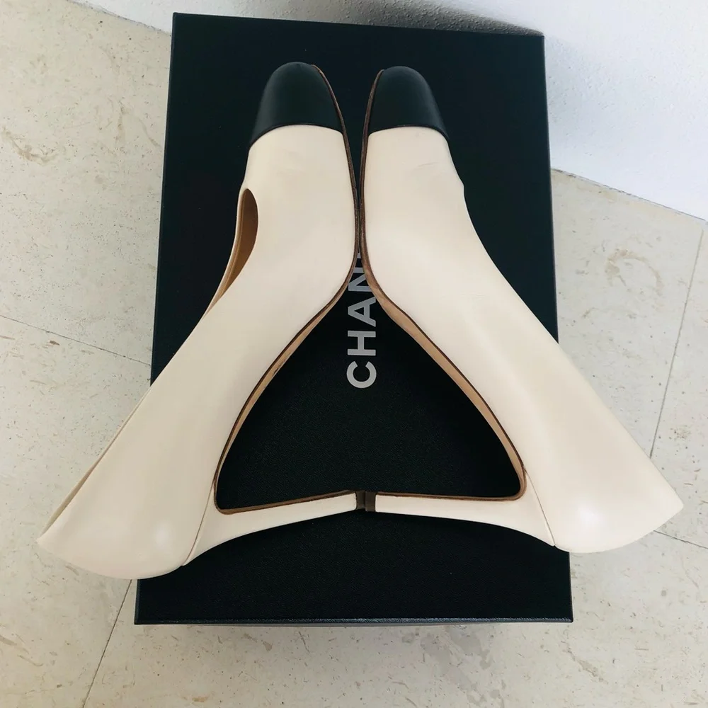 CHANEL Two-Tone Cap -Toe Pumps in Cream and Black .Size 39 - Picture 7 of 13